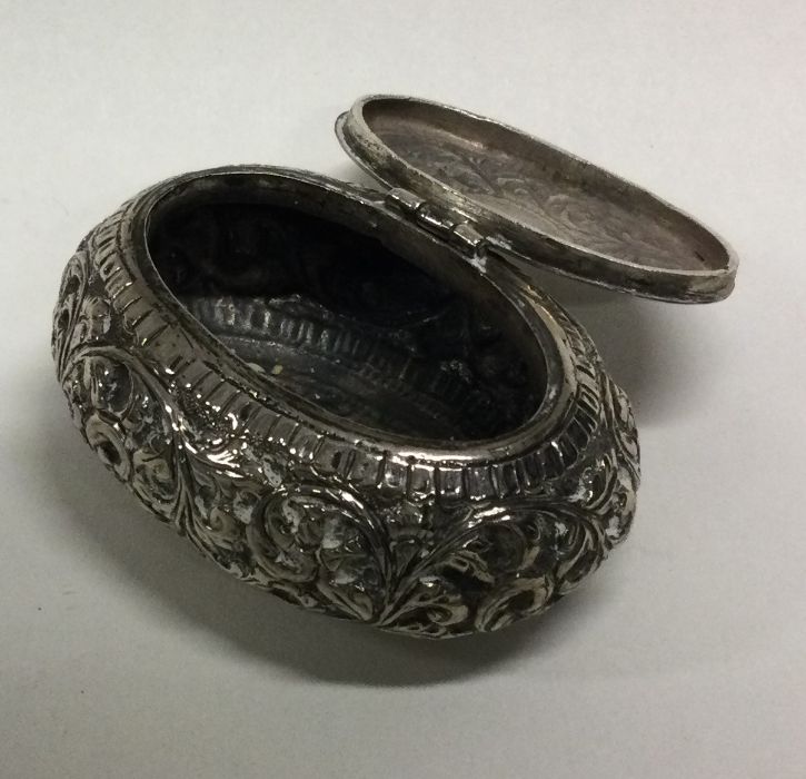 A Continental hinged silver box with chased decoration. Approx. 53 grams. Est. £40 - £60. - Image 2 of 2