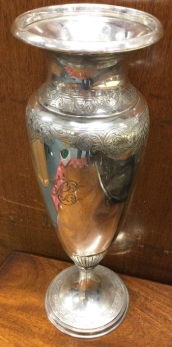 A large American silver flower vase. Marked Sterling. Approx. 1008 grams of gross weight. (