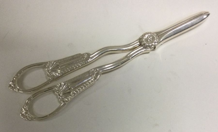 A fine quality pair of Victorian silver grape scissors/ ice tongs. London 1893. By John Aldwinckle - Image 2 of 2