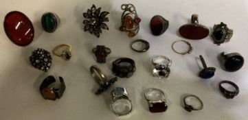 A large quantity of silver and other rings. Est. £