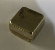 A square silver box with lift off lid. Approx. 21 grams. Est. £20 - £30.