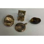 A gold charm together with a locket etc. Approx. 1