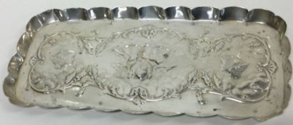 A chased Victorian silver tray embossed with cherubs. London 1900. Approx. 134 grams.