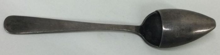 A rare Japanese silver medicine spoon. Approx.28 grams. Est. £20 - £30.