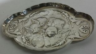 A small pin dish winged angels. William Comyns. London 1900. Approx. 34 grams. Est £60 - £80.