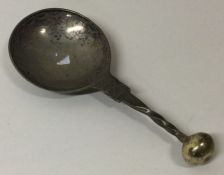 An early 18th Century Continental silver spoon. Approx. 31 grams. Est. £100 - £150.
