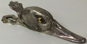 A silver plated money clip in the form of a duck with glass eyes. Approx. 104 grams.