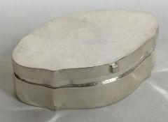 A heavy silver box with hinged lid. Approx. 26 grams. Est. £30 - £50.