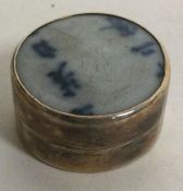 A Chinese silver box with pull-off lid. Marked to base. Approx. 13 grams. Est. £30 - £50.