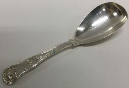 A large Kings' pattern silver caddy spoon. London. Approx. 36 grams. Est. £30 - £40.