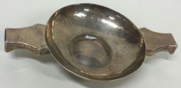 An early 19th Century Provincial silver quaich. Approx. 161 grams. Est. £150 - £200.