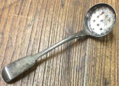 A heavy fiddle pattern silver sifter spoon. Approx. 42 grams. Est. £30 - £40.