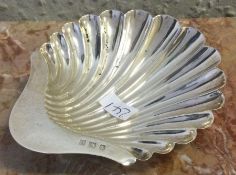 A silver butter shell on ball feet. Approx. 55 grams. Est. £20 - £30.