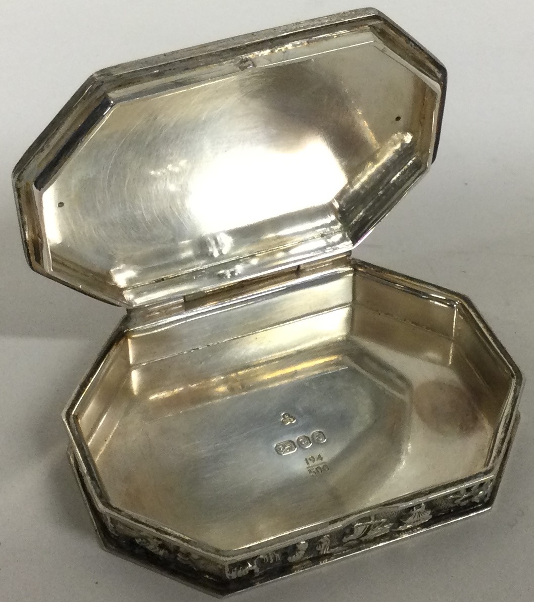 A silver snuff box with Chinoiserie decoration with unusual inscription to base. - Image 5 of 6