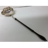 A Georgian silver toddy ladle. Approx. 40 grams. Est, £40 - £60.