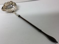A Georgian silver toddy ladle. Approx. 40 grams. Est, £40 - £60.