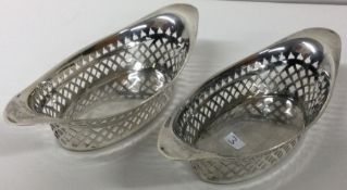 A pair of oval pierced silver dishes. Birmingham. Approx. 109 grams. Est. £40 - £60.