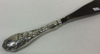 A chased English silver handled shoe horn embossed with flowers. Approx. 155 grams.