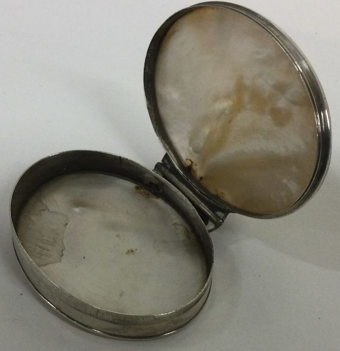 An early 19th Century silver and MOP snuff box with hinged lid. Approx. 34 grams. Est. £150 - £200. - Image 2 of 2