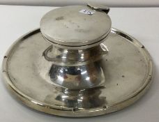 A circular silver inkwell with hinged top. Approx. 517 grams. Est. £50 - £80.