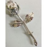 A silver brooch in the form of a flower. Approx. 6 grams. Est. £20 - £30.