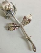 A silver brooch in the form of a flower. Approx. 6 grams. Est. £20 - £30.