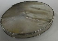 An early 19th Century silver and MOP snuff box with hinged lid. Approx. 34 grams. Est. £150 - £200.