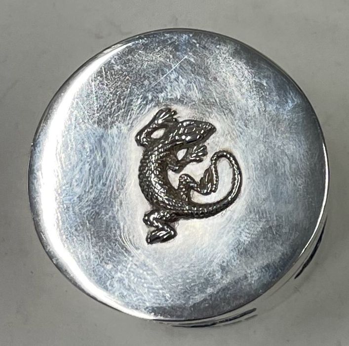 A rare silver and enamelled contemporary style snuff box with lizard decoration. - Image 3 of 3