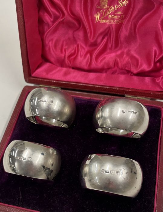 A cased set of four numbered silver napkin rings. Sheffield 1905. - Image 2 of 2