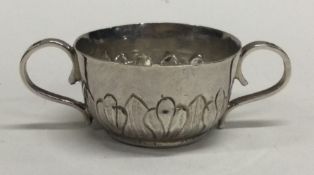 A small silver toy porringer. London. Approx. 17 grams. Est. £30 - £40.