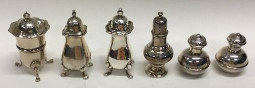 A large group of six silver pepperettes. Approx. 146 grams. Est. £50 - £80.