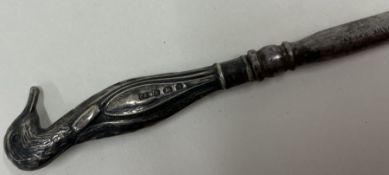 A silver button hook in the form of a duck. Birmingham 1906. Approx. 18 grams.