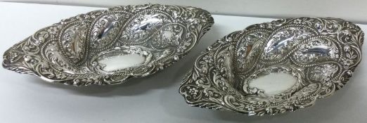 A fine pair of chased silver dishes. Birmingham 1901. By Alexander Clark.