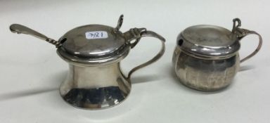 Two heavy silver mustard pots with hinged tops. Approx. 47 grams.