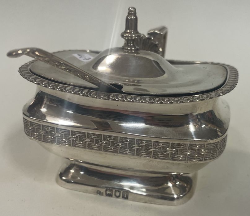 A fine Edwardian silver and glass mustard pot in Georgian style. London 1904. By Edward Dimes.