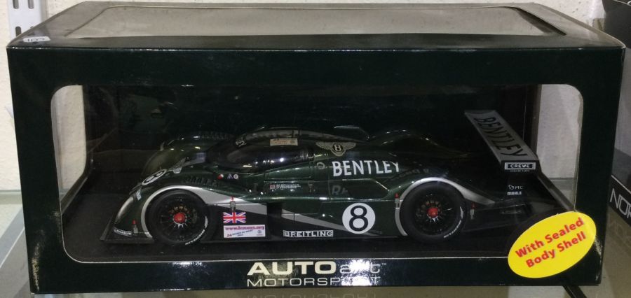 AUTOART: A 1:18 scale boxed model race car of a Bentley Speed 8.