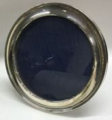 A silver mounted circular picture frame. Est. £20 - £30.