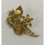 A good 18 carat gold brooch in the form of a flower. Approx. 6 grams.