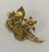 A good 18 carat gold brooch in the form of a flower. Approx. 6 grams.