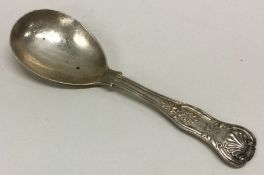 A good quality Victorian silver Kings' pattern caddy spoon.