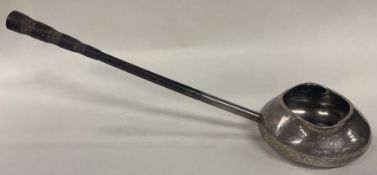 STUART DEVLIN: A fine and rare silver ladle with wooden handle. London 1973.