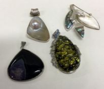 A large selection of oval silver pendants. Approx. 107 grams.