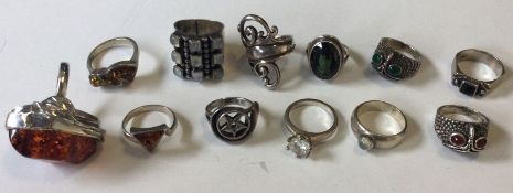 A large selection of silver and other rings. Approx. 73 grams.