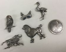A quantity of silver brooches, a coin etc. Approx. 26 grams.