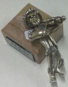 A silver figure of a man playing violin. Est. £15 - £20.