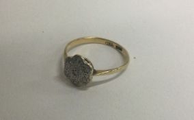 A dainty 18 carat gold diamond daisy head cluster ring. Approx. 2 grams.