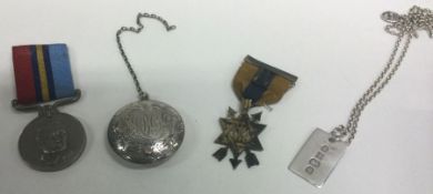 A small silver compact together with a medal etc. Approx. 83 grams.
