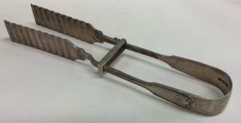 A pair of Edwardian silver asparagus tongs. London 1903. By Francis Higgins.