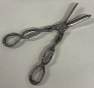 An unusual pair of silver grape scissors. London 1987. By R&K. Approx. 105 grams.