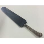 A Kings' pattern silver handled cake knife. Approx. 48 grams.